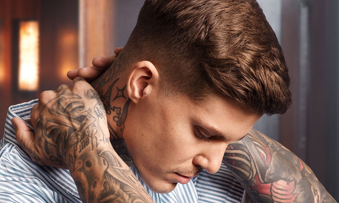 La hidratación es clave para un cuidado integral de tu bigote. Llévala a cabo con el Cuidado Hidratante para Barba Corta y Piel de la gama Barber Club de L’Oréal Men Expert.